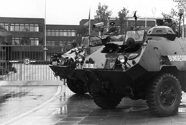 Heisser Herbst 1977  - BGS vorm Kanzleramt