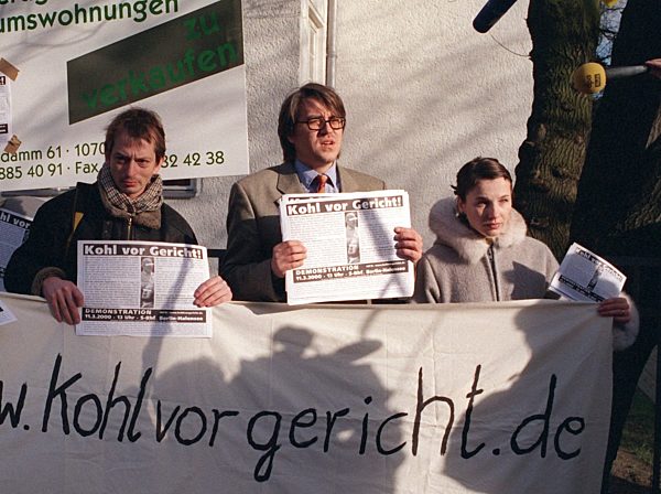 Meret Becker nimmt an Demonstration "Kohl vor Gericht" teil