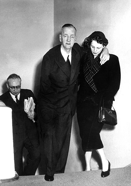 Annemarie Renger stützt Kurt Schumacher