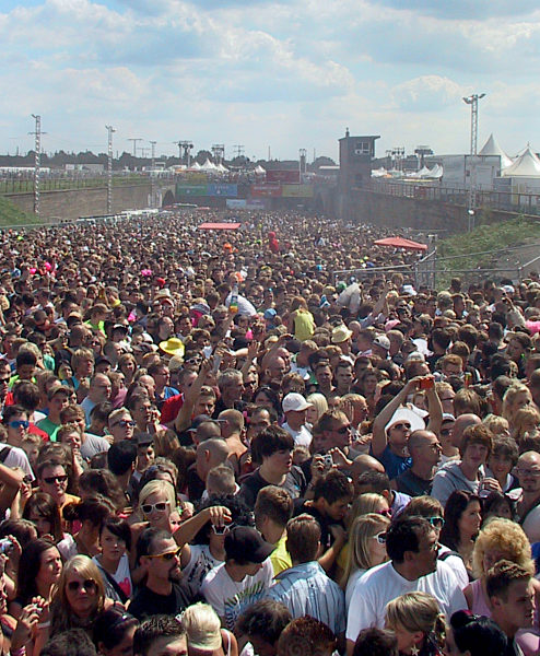 Überfüllter Tunnel bei der Loveparade