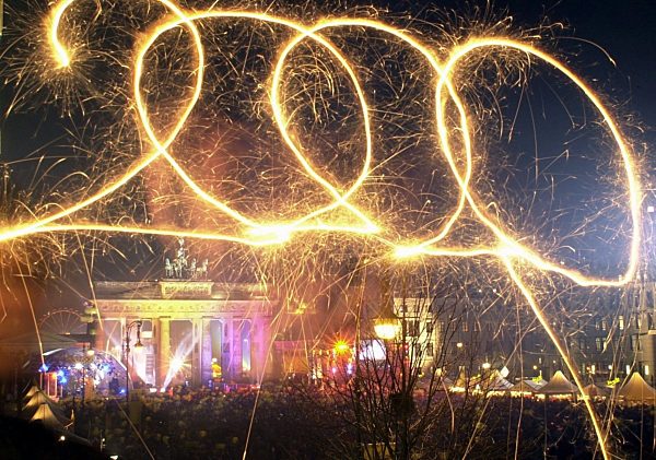Berlin celebrates the new millenium - fireworks in front of the Brandenburg Gate