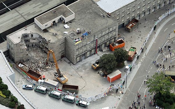 Stuttgart 21 - Demonstranten auf  Bahnhofgebäude