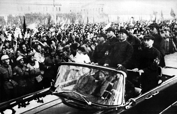 Mao Tsetung bei Rotgardisten in Peking