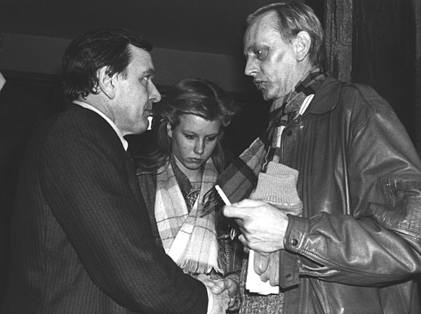 Rechtsanwalt Gerhard Schröder und Kläger Bornemann bei Skinhead-Prozeß