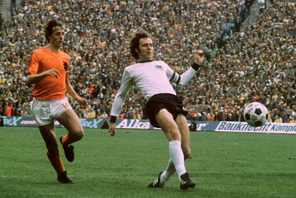 Franz Beckenbauer und Johan Cruyff in Aktion