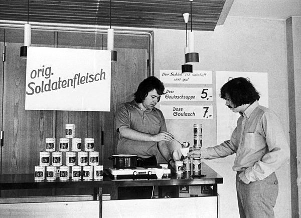 "Soldiermeat" at the Statecongress of conscientious objectors 1971