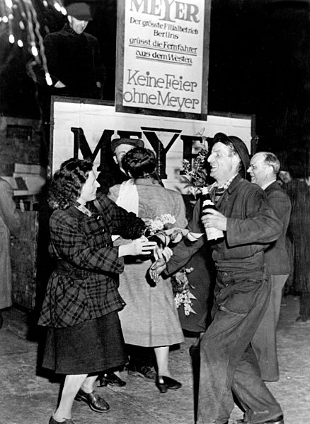 Berliner feiern die Aufhebung der Blockade