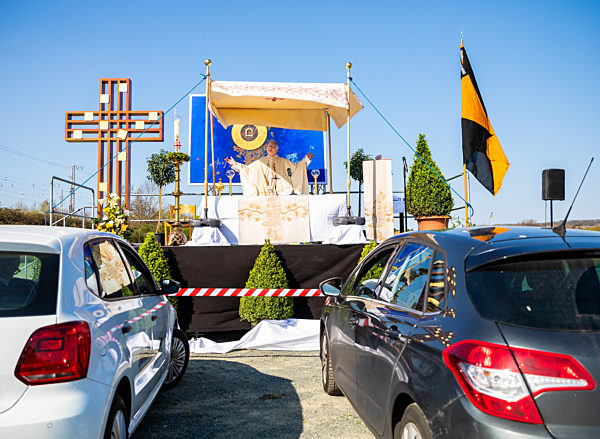 Coronavirus - «Drive-in-Gottesdienst» in Hildesheim