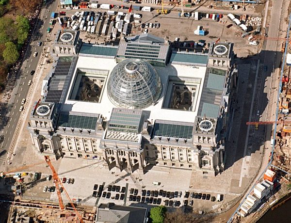 Berliner Reichstag eröffnet - Luftaufnahme