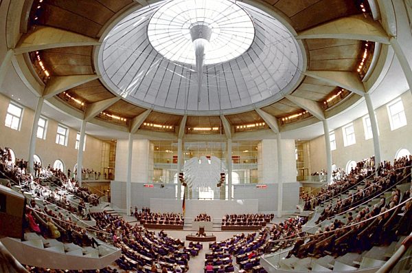 Reichstag eröffnet - Blick in den Plenarsaal