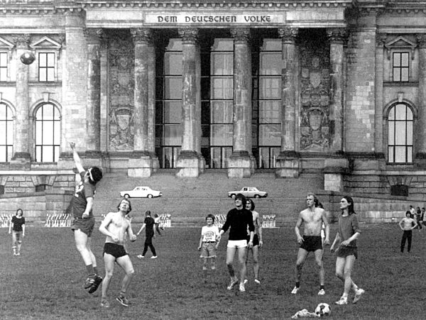 Fußballspiel vor dem Reichstag