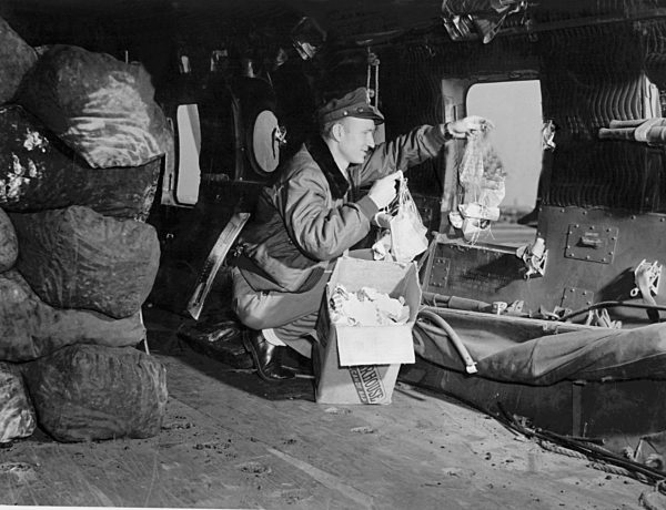 50. Jahrestag der Luftbrücke: "Candy-Bomber" Halvorsen