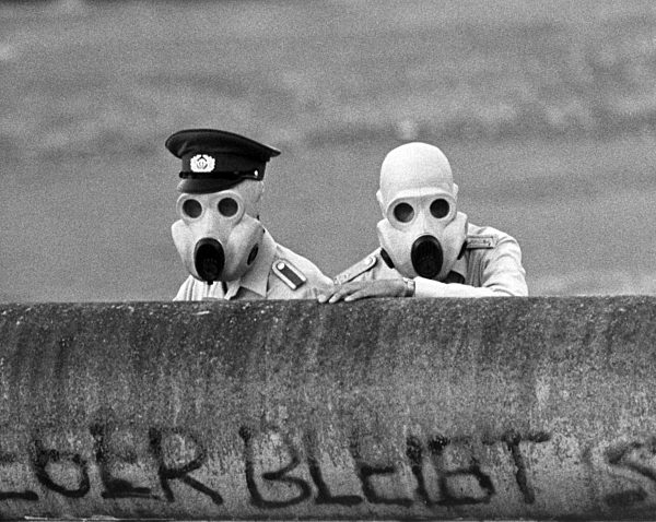 DDR-Grenzsoldaten beobachten die Situation am Lenne-Dreieck