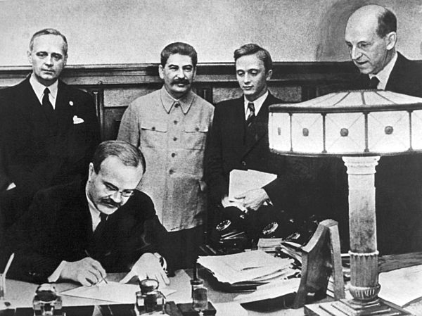 WKII - Hitler-Stalin-Pakt (1939) Am 23. August 1939 unterzeichneten in Moskau Reichsaußenminister Joachim von Ribbentrop und der sowjetische Volkskommissar für Auswärtige Angelegenheiten Wjatscheslaw Molotow in Anwesenheit Josef Stalins und des deutschen Botschafters Friedrich-Werner Graf von der Schulenburg den deutsch-sowjetischen Nichtangriffsvertrag. Der auch als "Hitler-Stalin-Pakt" bekannte Vertrag garantierte dem Deutschen Reich die sowjetische Neutralität und gab Hitler so den Weg frei zum Krieg gegen Polen und die Westmächte. Nach dem deutschen Einmarsch in Polen folgte am 28. September 1939 ein Grenz- und Freundschaftsvertrag mit geheimen Zusätzen zur Aufteilung Polens und  Zuordnung der baltischen Staaten.