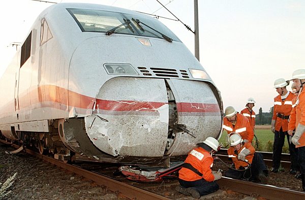 Auto kollidiert mit ICE - Fahrer tot