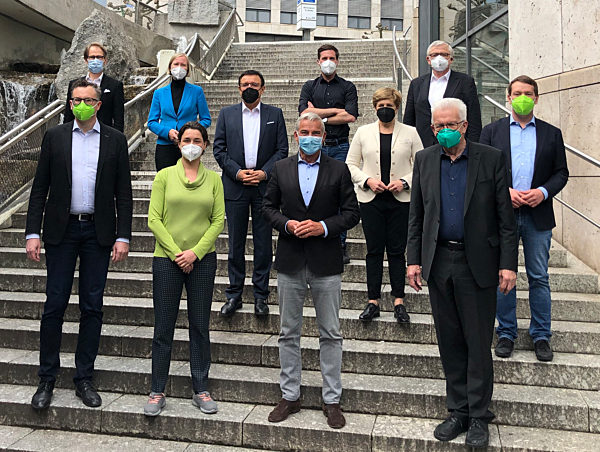 Rückblick Landtagswahl Baden-Württemberg 2021 Wahlsieger wurde Bündnis 90/Die Grünen um den vorherigen Ministerpräsidenten Winfried Kretschmann. Die bisherige Grün-Schwarze Regierung wird fortgesetzt. Am 12. Mai 2021 wurde Winfried Kretschmann erneut zum Ministerpräsidenten.