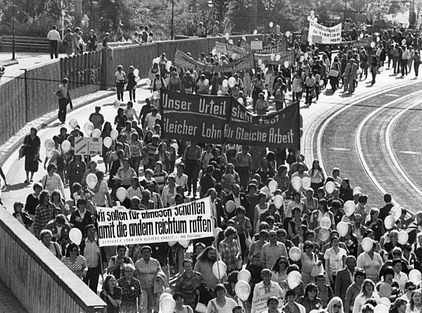 Demonstration für bessere Bezahlung von Frauenarbeit