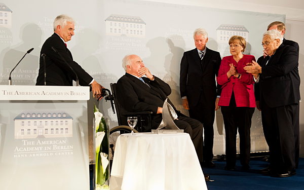 Altkanzler Kohl erhält Kissinger-Preis in Berlin