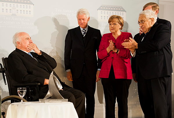 Altkanzler Kohl erhaelt Kissinger-Preis in Berlin