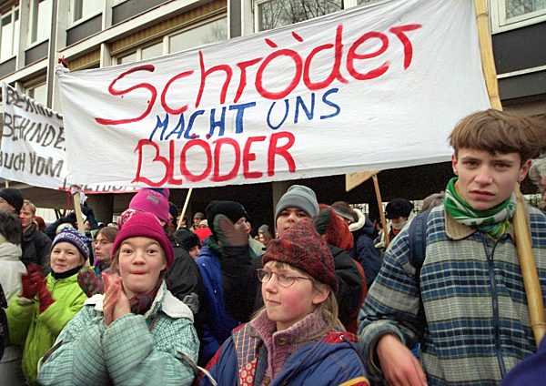 Demonstranten fordern mehr Unterstützung für freie Sonderschulen