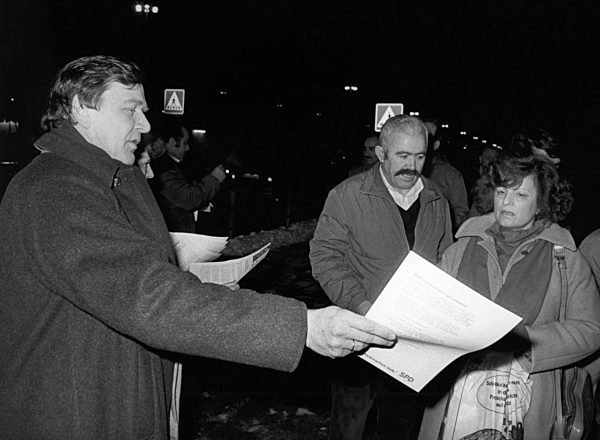 Gerhard Schröder verteilt Flugblätter