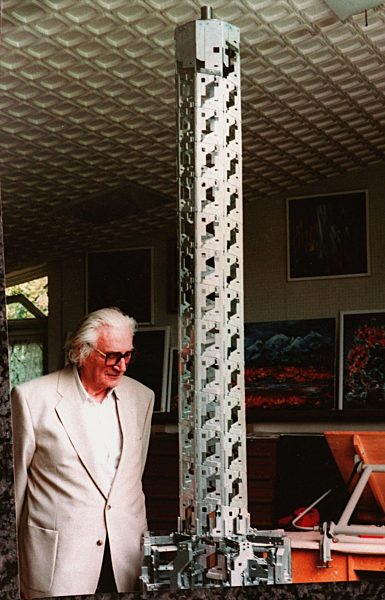 Konrad Zuse mit Windenergie-Turm