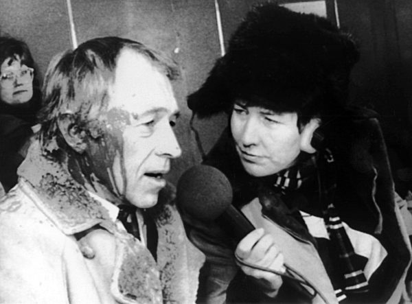 Heiner Geißler pelted with paint bomb in Aachen