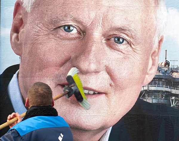 Saarland-Linke stellen Großplakat vor