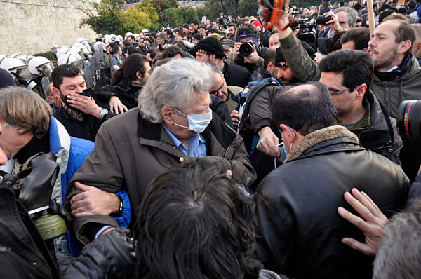 Weltberühmter Musiker Theodorakis bei griechischen Massenprotest