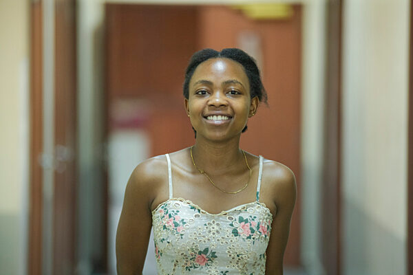 Junge Frau aus Uganda entwickelt Mückencreme aus saurer Milch