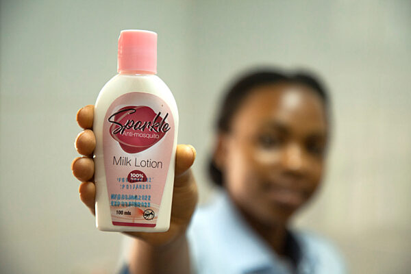 Junge Frau aus Uganda entwickelt Mückencreme aus saurer Milch