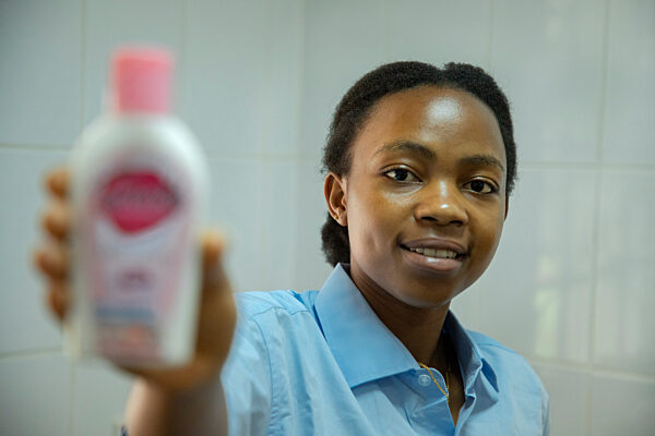 Junge Frau aus Uganda entwickelt Mückencreme aus saurer Milch