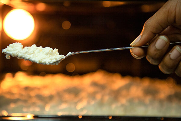 Junge Frau aus Uganda entwickelt Mückencreme aus saurer Milch