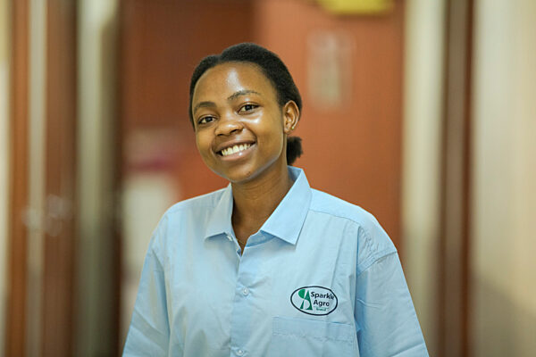 Junge Frau aus Uganda entwickelt Mückencreme aus saurer Milch