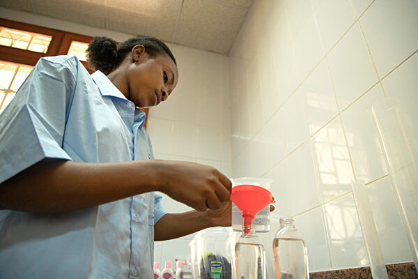 Junge Frau aus Uganda entwickelt Mückencreme aus saurer Milch