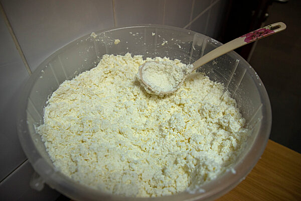 Junge Frau aus Uganda entwickelt Mückencreme aus saurer Milch