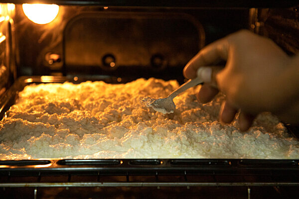 Junge Frau aus Uganda entwickelt Mückencreme aus saurer Milch