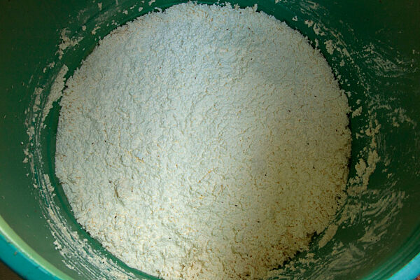 Junge Frau aus Uganda entwickelt Mückencreme aus saurer Milch