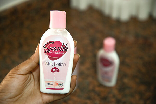 Junge Frau aus Uganda entwickelt Mückencreme aus saurer Milch