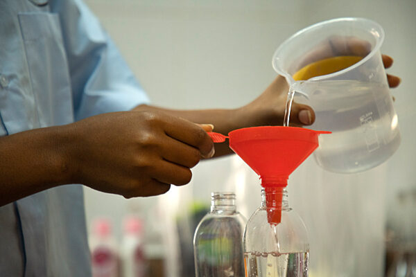 Junge Frau aus Uganda entwickelt Mückencreme aus saurer Milch