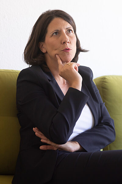 Wirtschaftsministerin Schmitt auf dem grünen Sofa