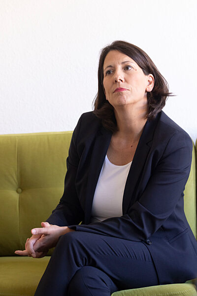 Wirtschaftsministerin Schmitt auf dem grünen Sofa