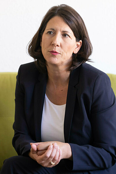 Wirtschaftsministerin Schmitt auf dem grünen Sofa