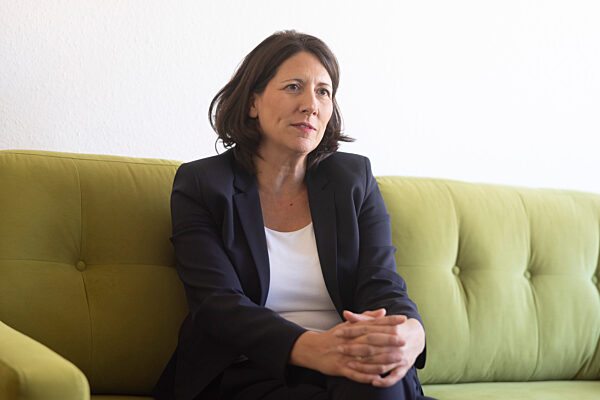 Wirtschaftsministerin Schmitt auf dem grünen Sofa