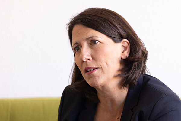 Wirtschaftsministerin Schmitt auf dem grünen Sofa