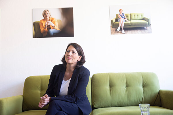 Wirtschaftsministerin Schmitt auf dem grünen Sofa