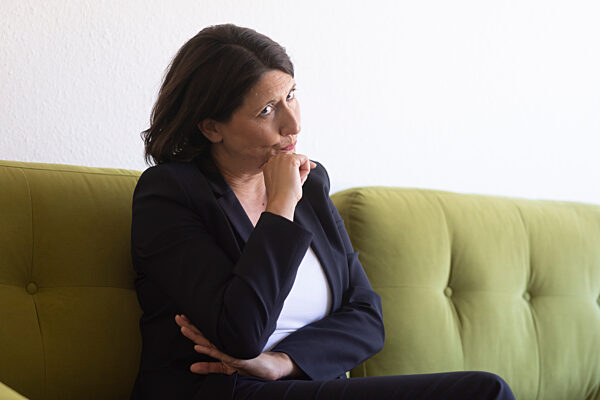 Wirtschaftsministerin Schmitt auf dem grünen Sofa