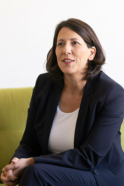 Wirtschaftsministerin Schmitt auf dem grünen Sofa