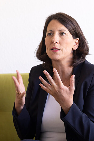 Wirtschaftsministerin Schmitt auf dem grünen Sofa
