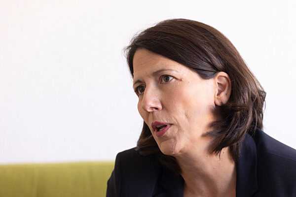 Wirtschaftsministerin Schmitt auf dem grünen Sofa